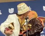 Ca7triel y Paco Amoroso celebraron los Grammy con un beso en la boca -