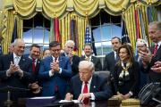 Trump firma la ley que pone fin al cierre de Gobierno más largo de la historia de EE.UU.