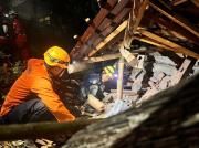 Deslizamientos de tierra en isla de Indonesia dejó tres muertos y 20 desaparecidos