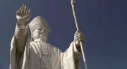 La ciudad peruana de Chiclayo inaugura una gran estatua en honor a su exobispo, el papa León XIV
