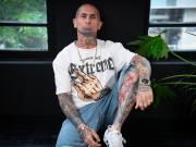 Emanuel Noir, de Ke Personajes, criado por la cumbia y fan del rock, pasó en 9 años de ser albañil a llenar estadios