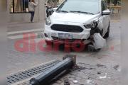 Domingo accidentado: chocó y derribó una columna de luz frente a Plaza Libertad