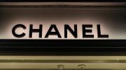 Intentan robar una tienda de Chanel embistiendo el escaparate con