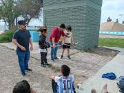 Charla educativa en el Monumento a Malvinas acercó a estudiantes a la historia local y nacional