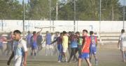 Final caliente, corridas y jugadores heridos: Villa Hipódromo le ganó a Del Bono y se desató el caos