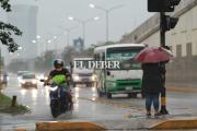 La capital cruceña amanece con lluvia, servicio de transporte disminuido y un frente frío