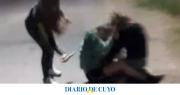 El video del impactante momento donde una chica acuchilla por la espalda a otra que peleaba en el suelo: recibió unos 10 puntazos