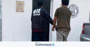 Dos hombres fueron detenidos por intentar vender un arma