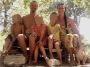 La familia que vive en el bosque: miles de firmas de todo el mundo para que no los separen de sus hijos