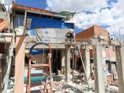 Alcaldía interviene vivienda en riesgo de colapso y protege a familias en Hoyada Calvario Norte-Periférica