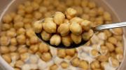Basta de ponerlos en remojo: el eficaz truco casero para ablandar los garbanzos