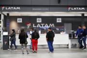 ¿Por qué sigue la huelga en Latam? Empresa propuso a pilotos sueldos base de hasta $ 10 millones, pero acuerdo con sindicato se frustró por diferencias en reajuste anual