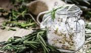 Sal gruesa y romero en un frasco: el truco casero que te ayudará a purifica y armoniza tu hogar