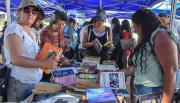 Una masiva suelta de libros en plaza Güemes