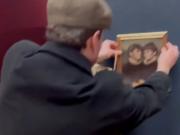 Dos belgas burlaron la seguridad del Louvre y colgaron un cuadro suyo en la sala de La Gioconda
