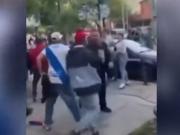 Batalla campal entre hinchas de Midland y Deportivo Merlo a la salida de un bar: se escucharon disparos y destrozaron autos a media cuadra de una comisaría