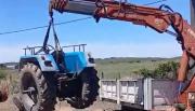 Rosario de la Frontera: Un tractor municipal se partió al medio y el chofer se salvó de milagro