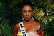Miss Jamaica abandona la preliminar de Miss Universo 2025 en camilla tras fuerte caída