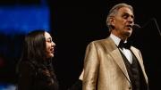 Noche soñada para Nicki Nicole: cantó “Vivo por ella” junto a Andrea Bocelli