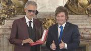 Javier Milei condecoró a Andrea Bocelli y el tenor brindó un show en Casa Rosada