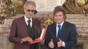 Javier Milei condecoró a Andrea Bocelli con la Orden de Mayo en la Casa Rosada