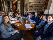 Tras una foto con nueve economistas, aplican restricciones a las visitas de Cristina: grupos de tres y dos veces por semana