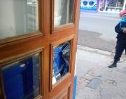 Un joven rompió un ventanal de la Comisaría Primera y quedó detenido