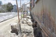 Alcaldía paceña detecta daños en 19 pilotes del muro de la avenida Costanera y trabajos se extienden