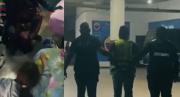 VIDEO SENSIBLE: Detuvieron a hombre por agredir a su pareja en Caucagüita, su hija le suplicaba que se detuviera