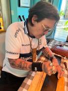 Esta no es con IA: Johnny Depp con la camiseta de Gimnasia en su visita al país