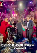 (VIDEO) Victor Manuel le sonea al gran Raphael de España