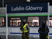 Polonia se blinda ante Rusia: 10.000 soldados en las calles y una app ciudadana tras un sabotaje explosivo en la vía clave para enviar ayuda a Ucrania