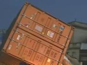 Caos de tránsito en la autopista 25 de Mayo por el derrame de aceite de un contenedor tras una mala maniobra del chofer