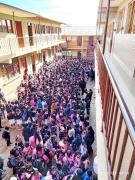 Un reducido patio debe albergar a más de 650 estudiantes