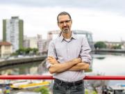 El español Daniel Canogar, explorador de la obsolescencia digital y el exceso de información