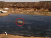 Volvo Island, el extraño lugar turístico para ver un coche estacionado en medio de un lago