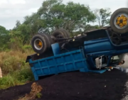 Se volcó un camión mientras realizaba trabajos de asfaltado en la Machiques-Colón
