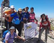 Tiene 72 años y subió el cerro Champaquí junto a sus amigas: una hazaña que celebró en lo más alto de Córdoba