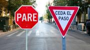Pocos lo distinguen: cuál es la diferencia entre el disco “Pare” y “Ceda el paso”