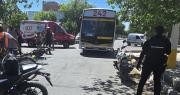 Un motociclista terminó fracturado tras ser embestido por un colectivo en Rawson