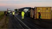 Espectacular choque entre dos camiones provocó derrame de caramelo y caos en la Ruta 9