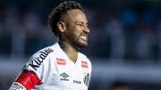 Neymar pasó de héroe a villano en el Santos