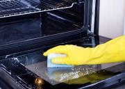 El truco definitivo para limpiar el vidrio del horno y dejarlo reluciente en minutos