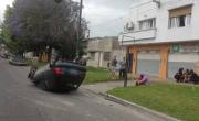 Un conductor intentó esquivar a un ciclista, perdió el control y volcó en una arteria clave de La Plata