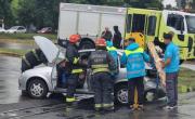 Fuertísimo choque entre un micro y un Uber sobre las vías del tren en La Plata: rescatan a una mujer atrapada
