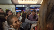 Metro pidió empatía tras caótico instante por coche de guagua en hora punta