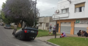 Insólito accidente de tránsito en La Plata: quiso esquivar a un ciclista, mordió el cordón y volcó