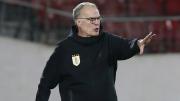 Marcelo Bielsa confirma que sigue en Uruguay, es brutalmente honesto sobre su relación con el plantel y recuerda lío en Chile