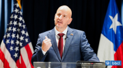 Nuevo embajador de EE.UU en Chile asume con críticas a Boric y confirma permanencia de Visa Waiver