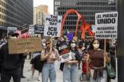 Tribunal Federal bloquea orden de juez de liberar a cientos de inmigrantes arrestados en la ofensiva migratoria de Illinois